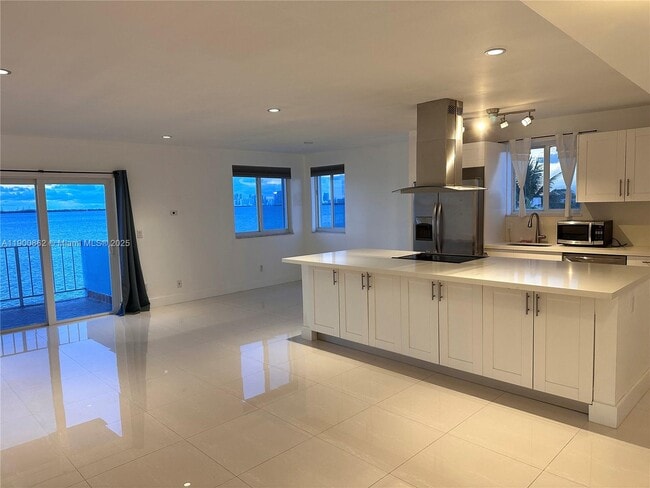 Building Photo - 1790 S Treasure Dr