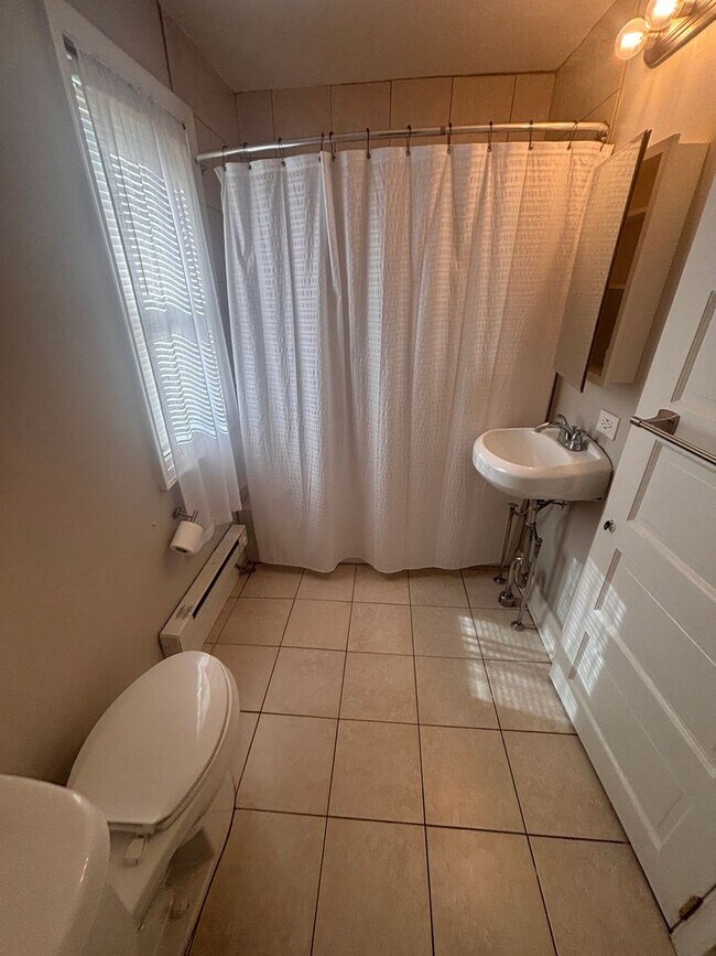 Building Photo - 801 E Hector St