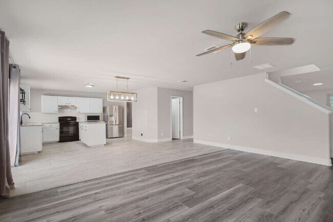 Building Photo - Spacious 4-bedroom, 2.5-bath home with 2,3...