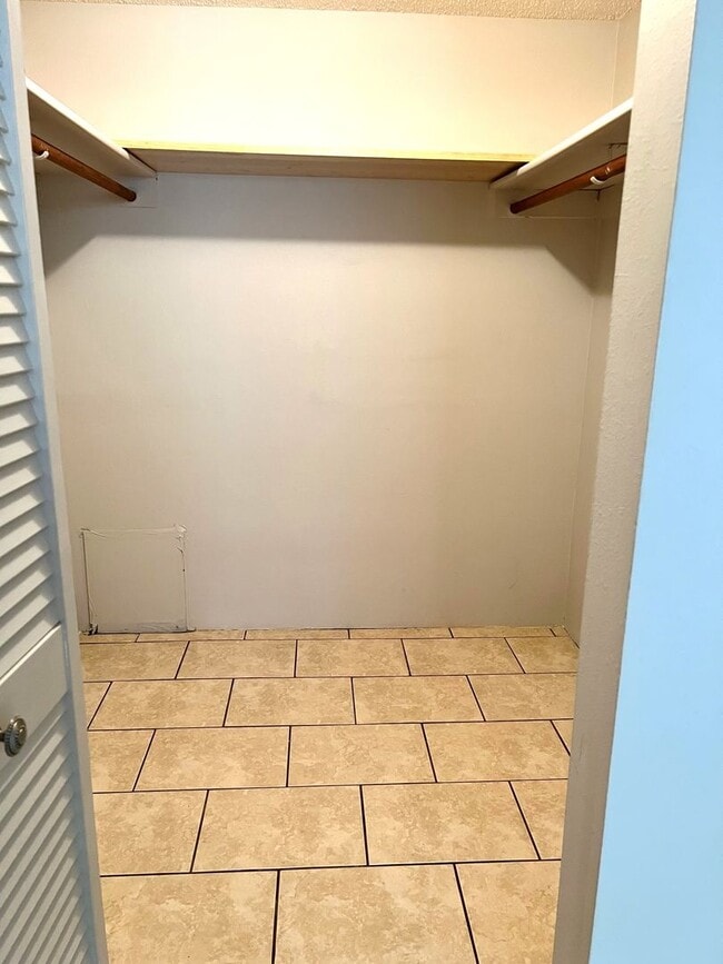 Building Photo - 55+ Community - 1BR/1BA Condo in Las Palmas