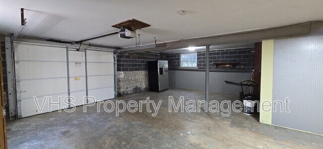 Building Photo - 7297 Moss Ln