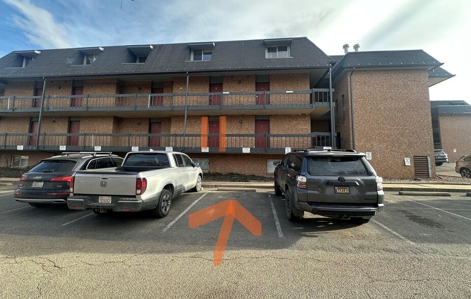 Parking & Entry - 1065 University Ave