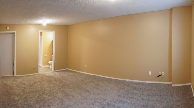 Building Photo - 3 Bed 2 Ba Condo w Garage - East Wichita