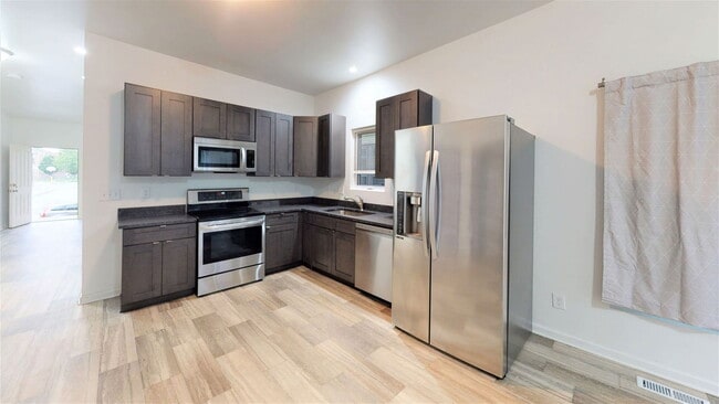 Building Photo - 417 E 18th Ave