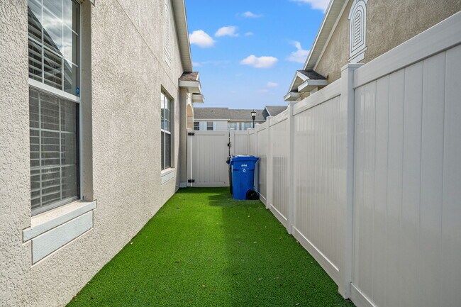 Building Photo - 9720 Carlsdale Dr