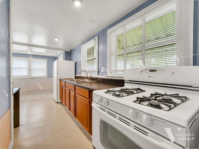 Building Photo - Charming 2-Bedroom, 1-Bathroom House for R...