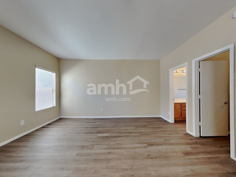 Building Photo - 9376 N Grasshopper Dr