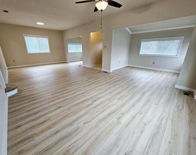 Building Photo - Charming house in desirable downtown Sumner