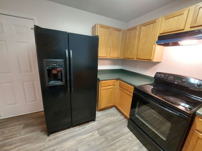 Building Photo - Spacious Home in Quiet Neighborhood