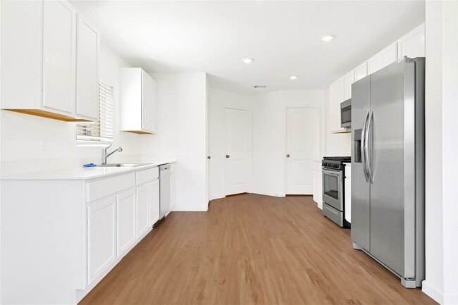 Building Photo - 227 River Grv Ct