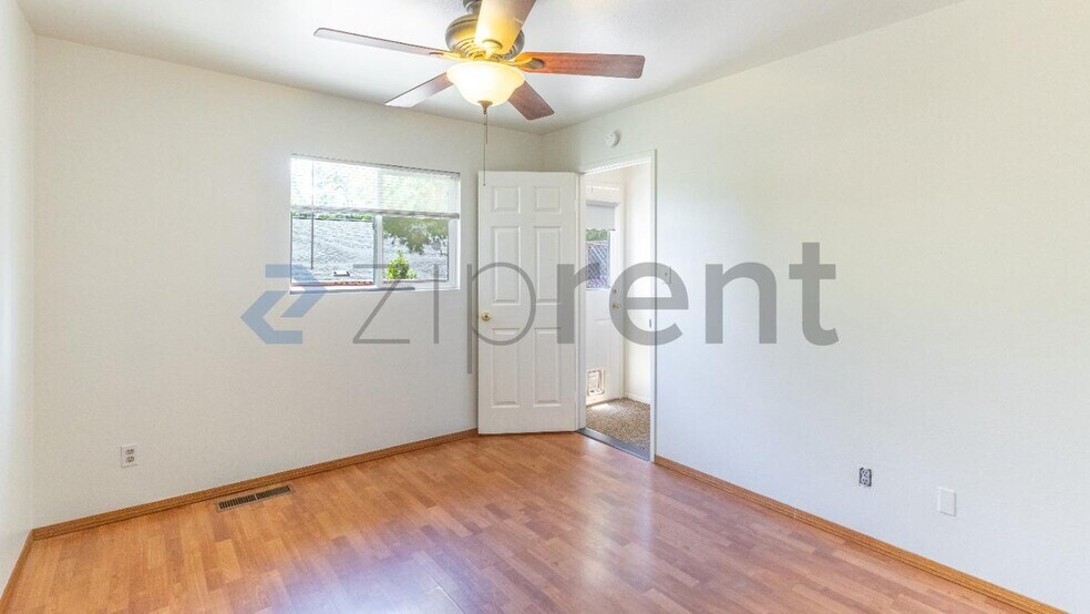 Building Photo - Unit B