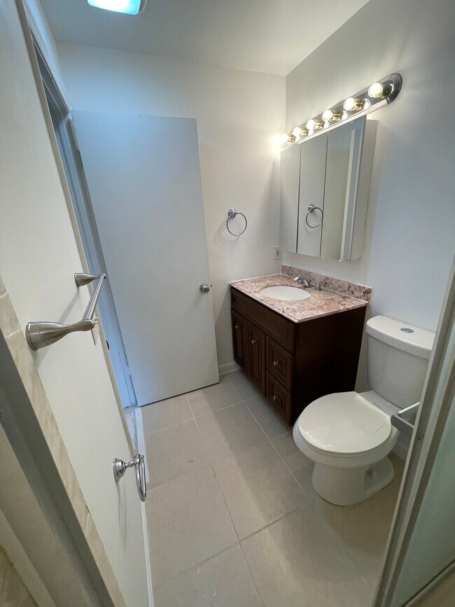 Building Photo - 8043 SE Highpoint Way