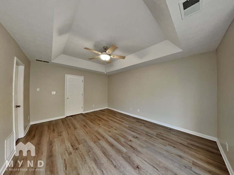 Building Photo - 723 River Valley Dr