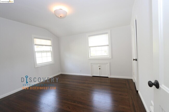Building Photo - 220 Sandringham Rd