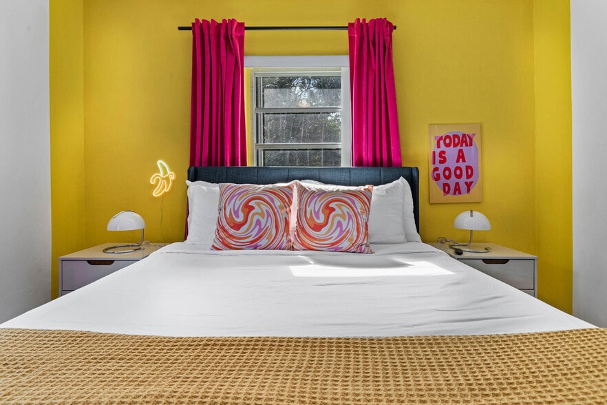 Building Photo - 260 NE 45th St