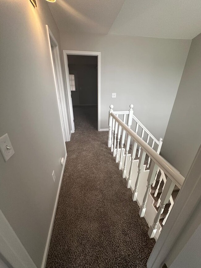 Building Photo - Rolling Acres!!! End Unit!!!  New Carpet! ...