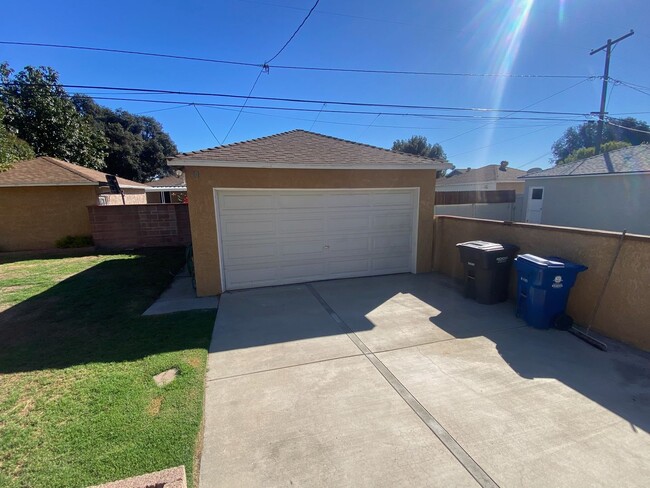 Building Photo - Three bedroom home in Lakewood now available!