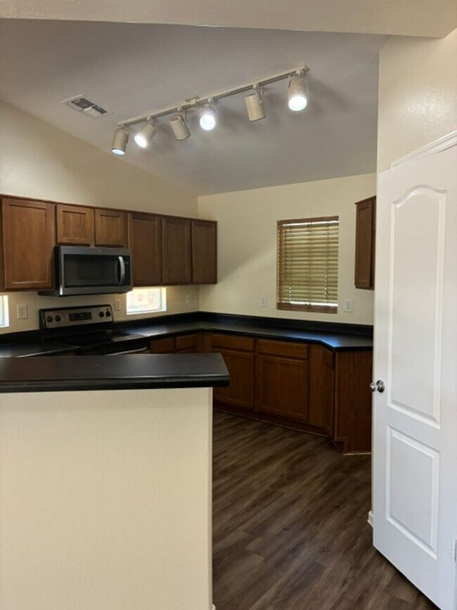 Building Photo - Spacious 4 Bedroom Home in Avondale!