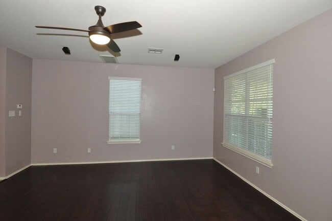 Building Photo - All appliances included! Gated lock and leave condo community in North Austin