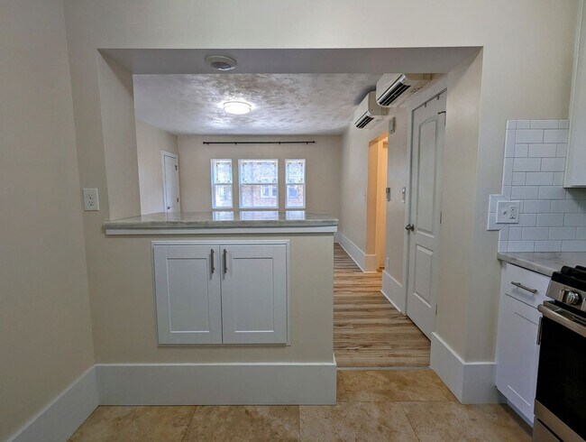 Building Photo - Beautiful studio Apartment in the heart of...