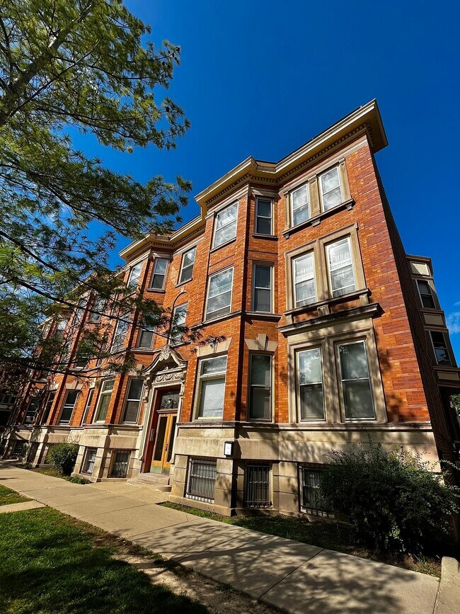 Building Photo - 850 W Waveland Ave