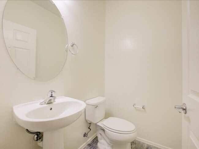 Building Photo - 4 Bedroom, 2.5 Bath COMMUNITY POOL!