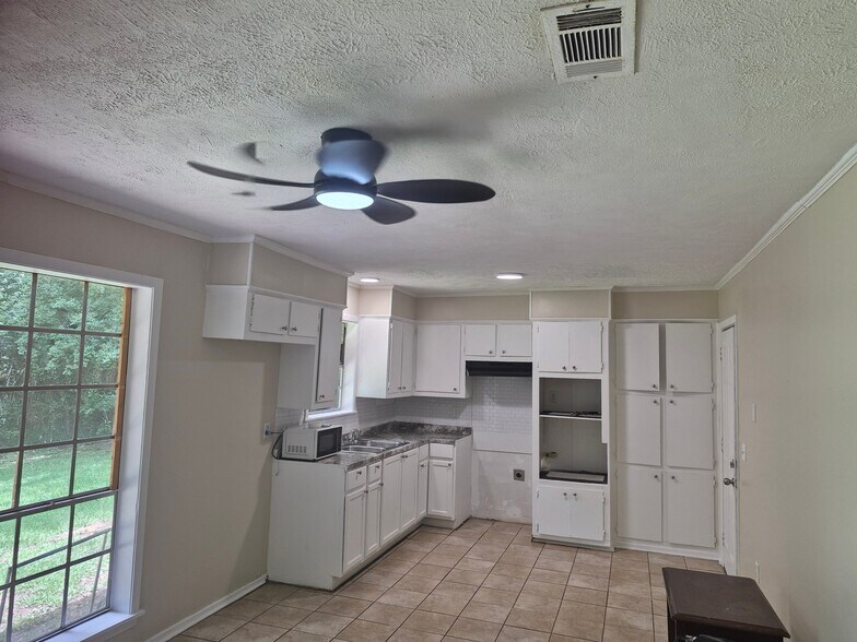 Building Photo - 5629 Queen Mary Ln