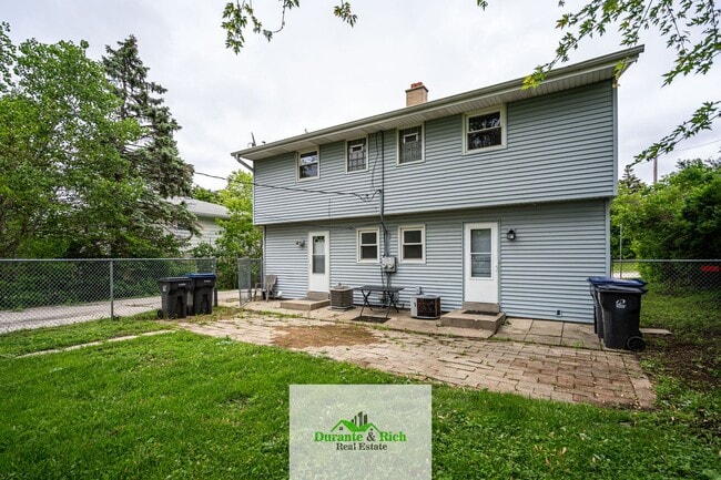 Building Photo - Upgraded Spacious 3 Bedroom Townhome Waukesha