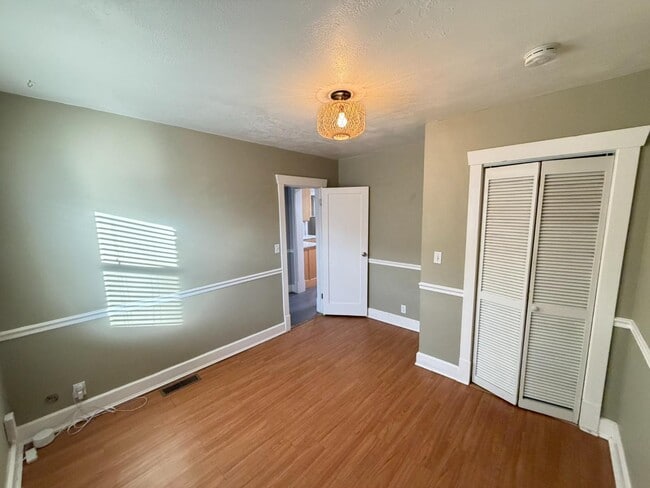 Building Photo - 565 Hollywood Ave