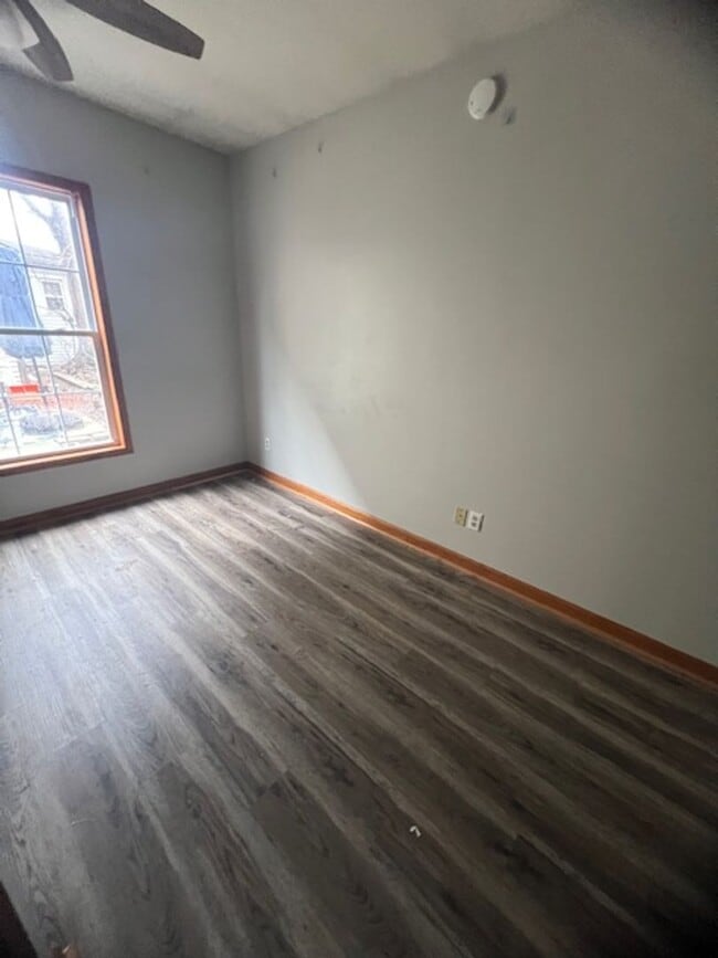 Building Photo - 106 Parade St