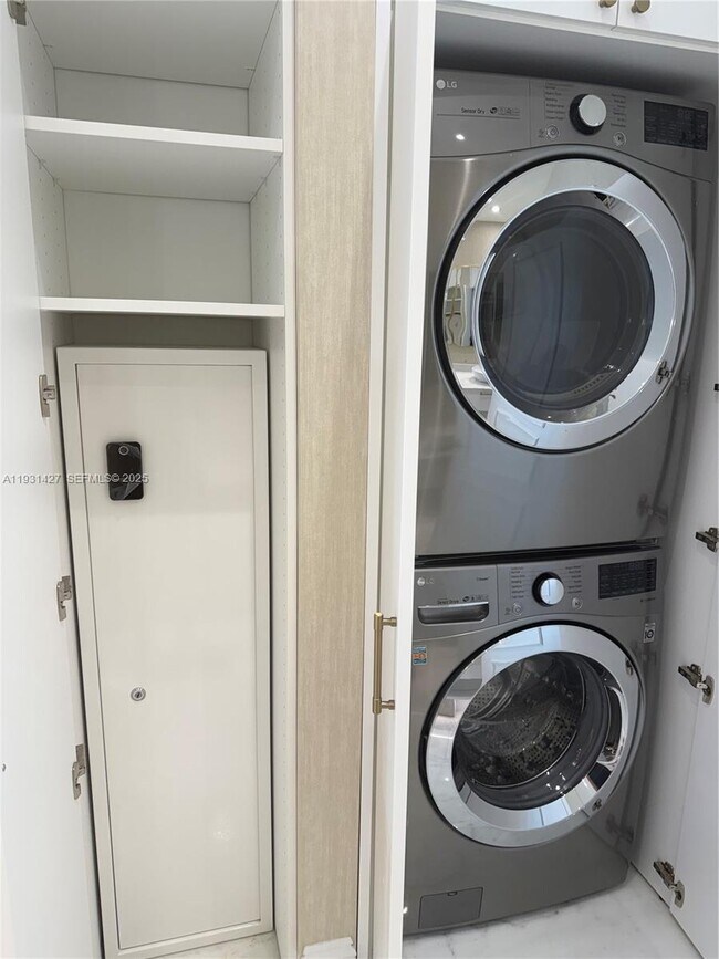 Building Photo - 848 Brickell Key Dr