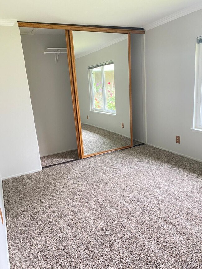 Building Photo - Single story 3 bed, 2 bath home on a large...