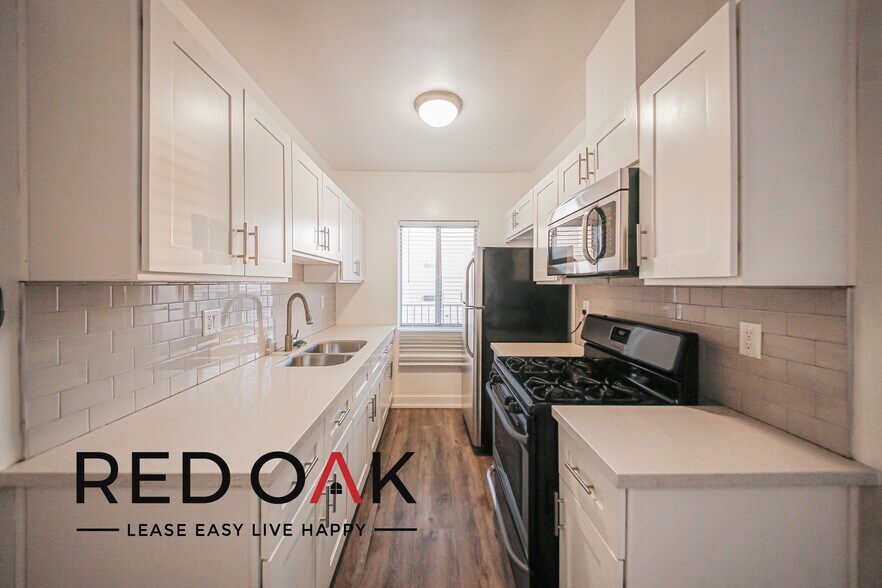 Building Photo - 5128 De Longpre Ave