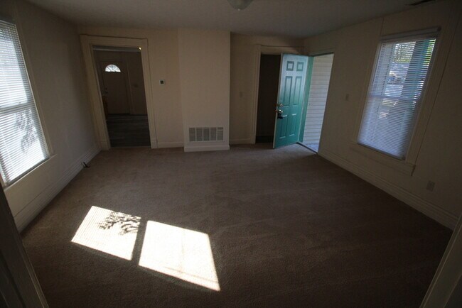 Building Photo - 3 Bedroom unit