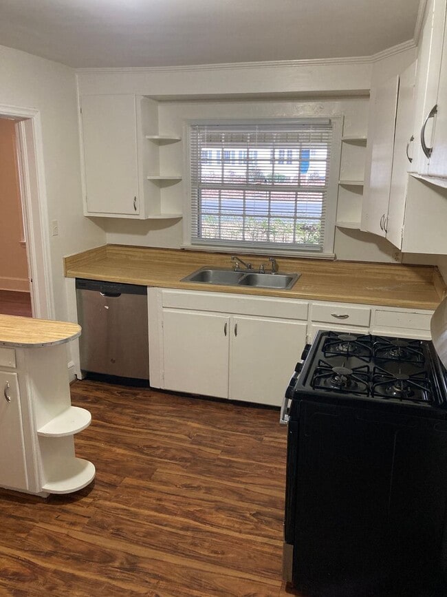 Building Photo - 2/2 House with Bonus in Summerville Park $1,195