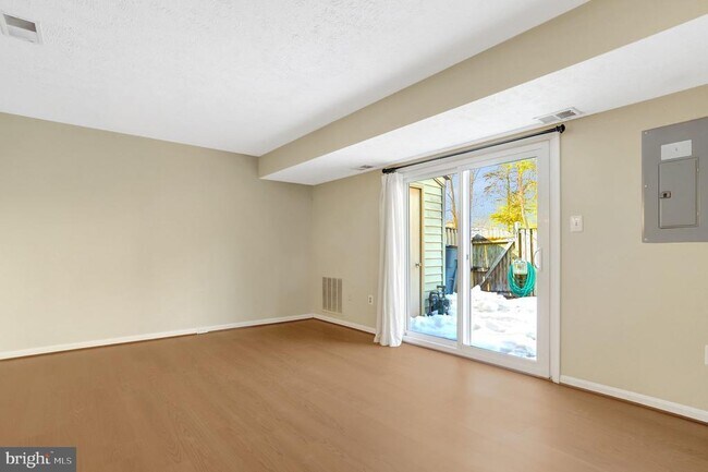 Building Photo - 5759 Independence Cir