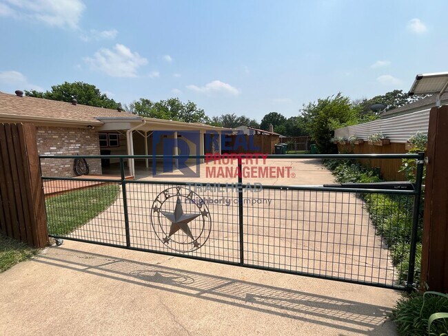 Building Photo - 6400 Espana Dr