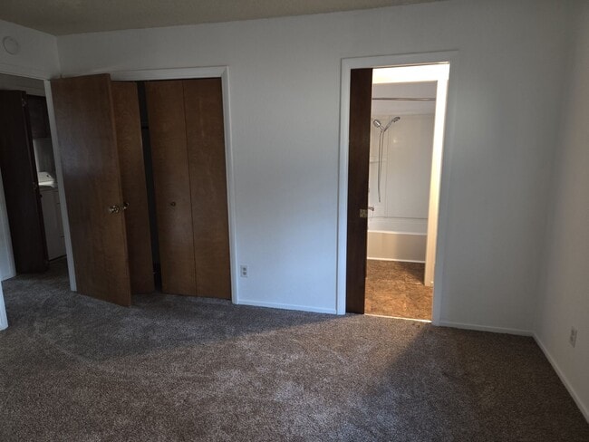 Building Photo - Two bedroom unfurnished in Sierra Tract