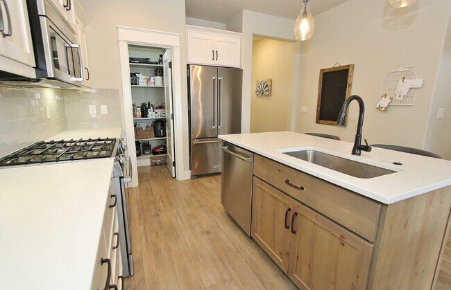 Building Photo - Lovely 4 bed 2 1/2 bath Home in Meridian, Available first week of July