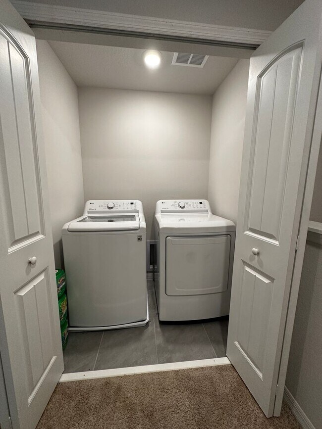 Building Photo - Resort Style Living! Stunning 3/2.5 Townhome in Waterleigh! Available April!