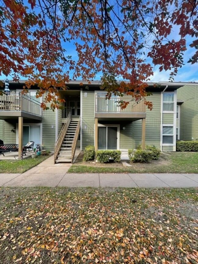 Building Photo - 1500 Lake Shore Dr