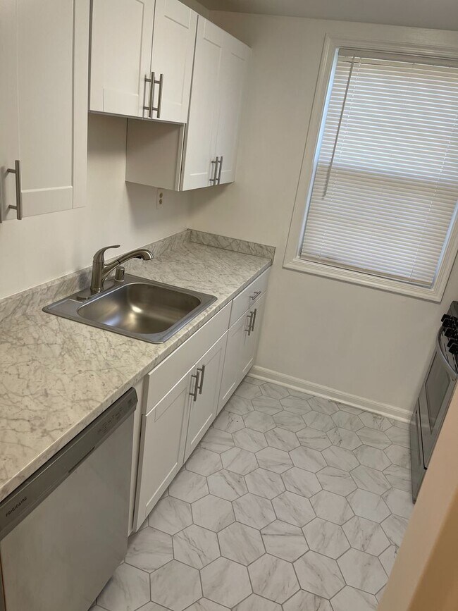 Building Photo - Top Floor 2BR, 1BA Garden Condo Near Ballston Metro