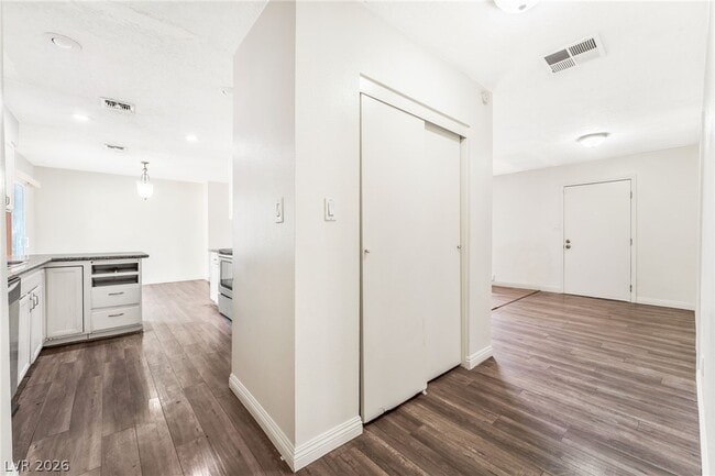 Building Photo - 4960 E Mohave Ave