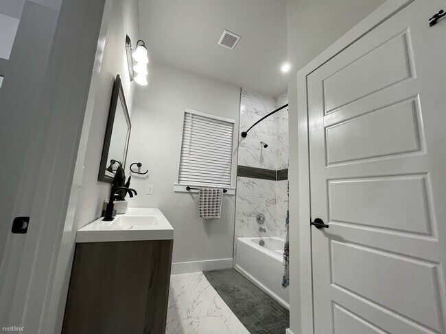 Building Photo - 3 br, 2 bath Duplex - 804 Green Castle Dri...