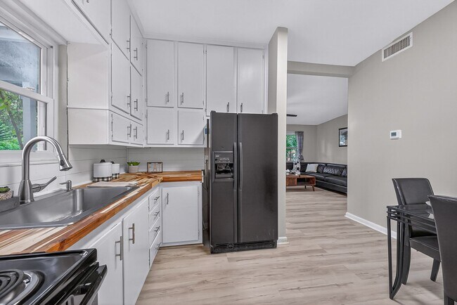 Building Photo - 901 S Madison Dr