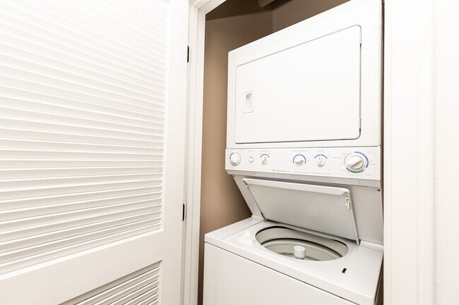 Building Photo - ***2 BED 2 BATH CONDO***PET-FRIENDLY***ASS...