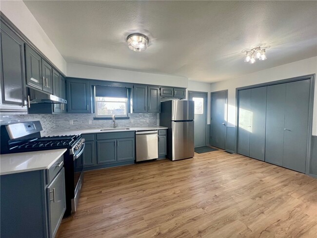 Building Photo - 902 SE G St