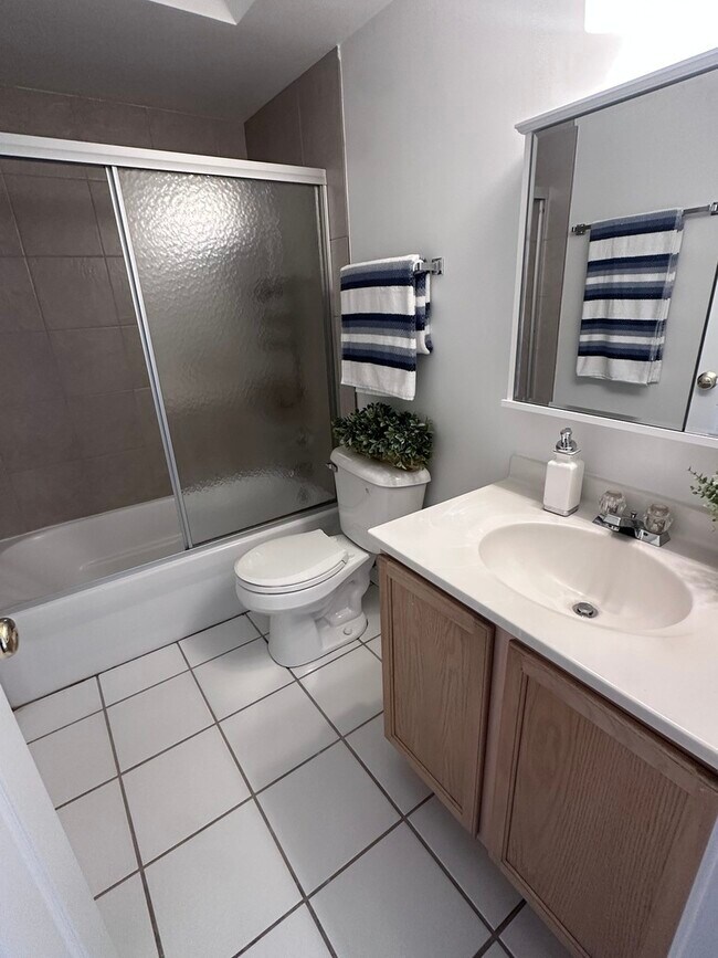 Building Photo - 234 W Ct of Shorewood