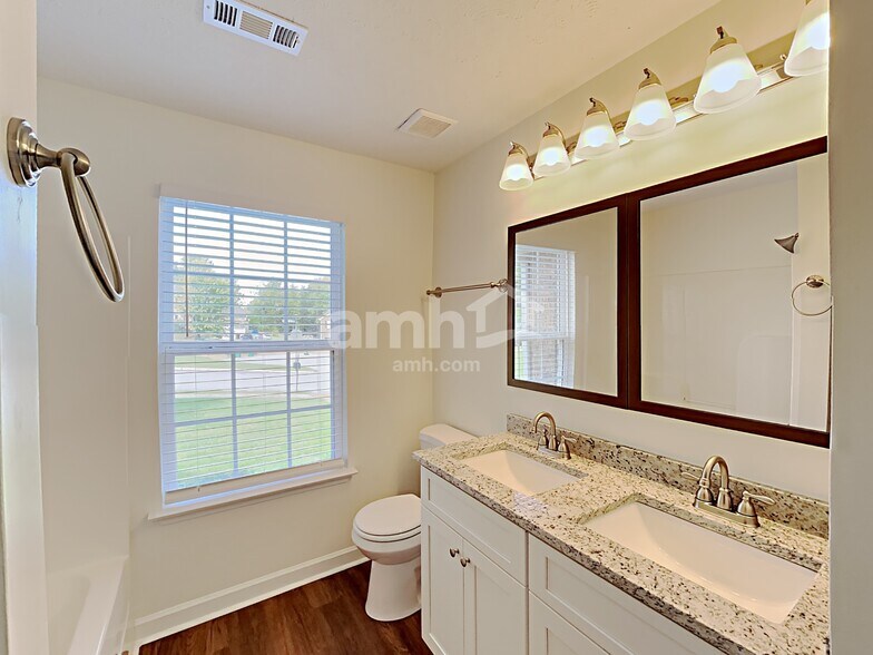 Building Photo - 6004 Crestview court