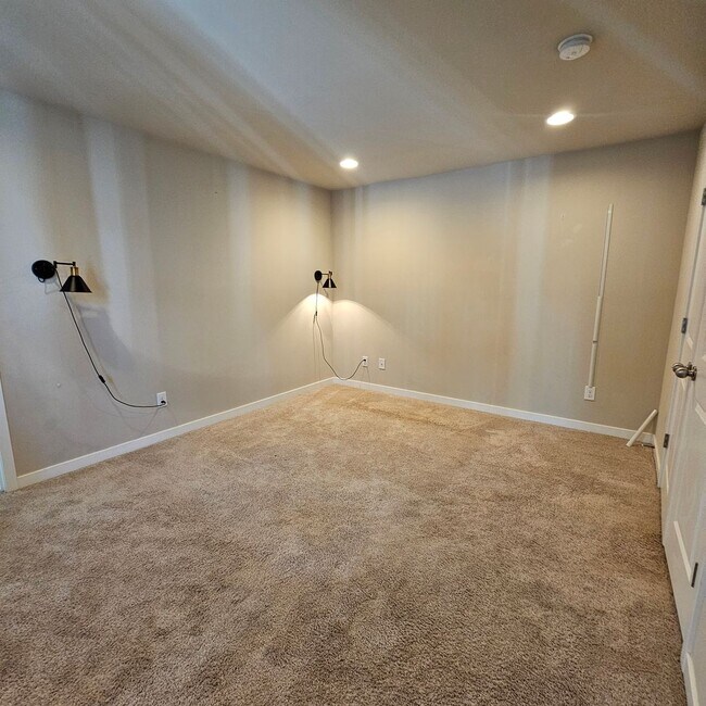 Building Photo - 2444 Seringa Ave